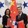 Phó Tổng thống kiêm Ngoại trưởng Panama Isabel de Saint Malo (trái) và Ngoại trưởng Trung Quốc Vương Nghị tại lễ ký bản thông cáo chung về thiết lập quan hệ ngoại giao. (Nguồn: AFP)