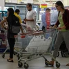 Người dân mua lương thực, thưc phẩm tích trữ tại một siêu thị ở Doha, Qatar. (Nguồn: THX/TTXVN)