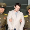  Otto Warmbier (giữa) bị cảnh sát áp giải tới phiên xét xử của Tòa án tối cao Triều Tiên ở Bình Nhưỡng ngày 16/3/2016. (Nguồn: Reuters/TTXVN)