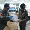 Nhân viên điều tra làm nhiệm vụ tại hiện trường vụ đánh bom ở bệnh viện quân y Phramongkutklao. (Nguồn: THX/TTXVN)