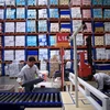 Công nhân làm việc tại trung tâm logistic ở Tô Châu, tỉnh Giang Tô, Trung Quốc. (Nguồn: Reuters) 
