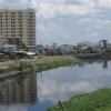 Kênh Tham Lương, phường Đông Hưng Thuận, ô nhiễm nghiêm trọng. (Ảnh: Hoàng Hải/TTXVN)