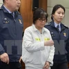 Bà Choi Soon-Sil (giữa) tại phiên xét xử đầu tiên của Tòa án quận trung tâm Seoul. (Nguồn: AFP/TTXVN) 