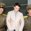 Otto Frederick Warmbier (giữa) bị cảnh sát áp giải tới phiên xét xử của Tòa án tối cao Triều Tiên ở Bình Nhưỡng ngày 16/3/2016. (Nguồn: Reuters/TTXVN)