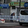 Cảnh sát điều tra tại hiện trường vụ lao xe tải vào đám đông ở phía Bắc London. (Nguồn: AFP/TTXVN)