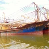Hàng loạt tàu vỏ thép của ngư dân Bình Định bị hư hỏng phải nằm ở cảng cá Quy Nhơn chờ sửa chữa. (Ảnh: Nguyên Linh/TTXVN)