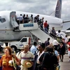 Các hành khách đầu tiên trên chuyến bay của Continental Airlines từ Miami, Florida, đến sân bay Jose Marti ở La Habana, Cuba. (Nguồn: AP)