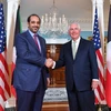 Ngoại trưởng Mỹ Rex Tillerson (phải) gặp Bộ trưởng các vấn đề nội các Kuwait Sheikh Mohammad Abdullah Al-Sabah. (Nguồn: EPA/TTXVN)