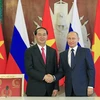 Chủ tịch nước Trần Đại Quang và Tổng thống Liên bang Nga Vladimir Putin bắt tay sau Lễ ký các văn kiện hợp tác giữa hai nước. (Ảnh: Nhan Sáng/TTXVN)