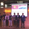 Các Đại sứ tặng hoa cho đại diện các đội. (Ảnh: Hồng Hạnh/Vietnam+)