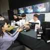 Khách hàng mua điện thoại thông minh Samsung Galaxy S8 và S8 Plus tại Seoul. (Nguồn: AFP/TTXVN)