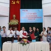 Chủ tịch Hội Liên hiệp Phụ nữ Việt Nam Nguyễn Thị Thu Hà và Tổng Giám đốc TTXVN Nguyễn Đức Lợi ký kết Chương trình phối họp hoạt động giữa hai đơn vị. (Ảnh: Phương Hoa/TTXVN)