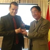 Đại sứ Việt Nam tại Brasil Đỗ Bá Khoa trao giải thưởng cho ông William Gsiant. (Nguồn: TTXVN)