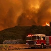 Lực lượng cứu hỏa dập lửa cháy rừng tại Santa Barbara, California, Mỹ. (Nguồn: EPA/TTXVN)