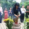 Phó Chủ tịch nước thắp hương tại mộ Nhà yêu nước Nguyễn An Ninh. (Ảnh: Tiến Lực/TTXVN)