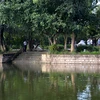 Hồ nước trong khuôn viên đền Hoàng Công Chất. (Ảnh: Văn Dũng/TTXVN)