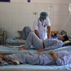 Bác sỹ Bệnh viện Đa khoa tỉnh Sơn La thăm khám và điều trị cho các bệnh nhân bị ngộ độc do ăn nấm. (Ảnh: Diệp Anh/TTXVN)