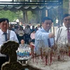 Phó Thủ tướng Vương Đình Huệ cùng đoàn công tác dâng hương tri ân các anh hùng liệt sỹ tại Quảng Trị. (Ảnh: Trần Tĩnh/TTXVN)