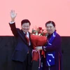 Phó Chủ tịch Thường trực Quốc hội Tòng Thị Phóng tặng hoa cho Thủ tướng Thongloun Sisoulith. (Ảnh: Phạm Kiên/TTXVN)