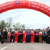 Các đại biểu cắt băng thông xe cặp cửa khẩu quốc tế Lệ Thanh-Oyadav.(Nguồn: baochinhphu.vn)