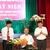 Ông Đinh Đăng Quang, Phó Tổng Giám đốc Thông tấn xã Việt Nam (thứ 2 từ phải) tặng quà Trung tâm điều dưỡng thương binh Thuận Thành, Bắc Ninh. (Ảnh: Thanh Thương/TTXVN)
