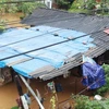 Mưa kéo dài khiến mực nước tại suối Nậm La, thành phố Sơn La dâng cao, gây ngập úng nhiều nhà cửa, hoa màu của người dân. (Ảnh: Nguyễn Cường/TTXVN)