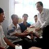 Chủ tịch Trần Thanh Mẫn đến thăm, tặng quà cho gia đình chính sách, gia đình có công với cách mạng ở xã Thạnh Xuân, huyện Châu Thành A, tỉnh Hậu Giang. (Ảnh: Duy Khương/TTXVN) 