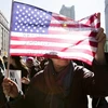 Người dân tham gia biểu tình phản đối lệnh cấm nhập cảnh mới của chính quyền Mỹ. (Nguồn: EPA/TTXVN)