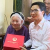 Phó Thủ tướng Vũ Đức Đam tặng quà, thăm hỏi Mẹ Việt Nam anh hùng Tạ Thị Ca. (Nguồn: hungyentv.vn)