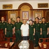 Thượng tướng Lương Cường thăm, tặng quà Thượng tướng Lê Khả Phiêu. (Ảnh: Hồng Pha/TTXVN)