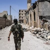 Các lực lượng dân chủ Syria (SDF) tuần tra tại Raqqa trong chiến dịch giải phóng thành phố này từ phiến quân IS. (Nguồn: AFP/TTXVN)