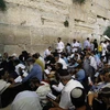 Người Do Thái cầu nguyện tại Bức tường phía Tây ở Jerusale . (Nguồn: AFP/TTXVN)