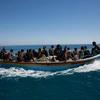 Tàu của Lực lượng bảo vệ bờ biển Lybia chở những ngườ di cư sau khi họ được cứu tại khu vực ngoài khơi bờ biển Libya. (Nguồn: AFP/TTXVN)