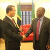 Đại sứ Việt Nam tại Tanzania Nguyễn Kim Doanh trình Quốc thư lên Tổng thống Tanzania John Magufuli. (Ảnh: Mạnh Hùng/Vietnam+)