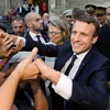 Tổng thống Pháp Emmanuel Macron (phải) tại Arles, Pháp. (Nguồn: AFP/TTXVN)