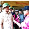 Bộ trưởng Bộ Tài nguyên và Môi trường Trần Hồng Hà thăm hỏi, động viên học sinh vùng lũ tại huyện Mù Cang Chải. (Ảnh: Đinh Hữu Dư/TTXVN)