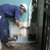 Thi công, lắp đặt mới đồng hồ nước miễn phí cho người dân tại Khu phố 7, phường Thạnh Xuân, quận 12. (Ảnh: An Hiếu/TTXVN)