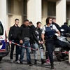 Cảnh sát làm nhiệm vụ tại hiện trường vụ đâm xe vào nhóm binh sỹ ở Levallois-Perret. (Nguồn: AFP/TTXVN)