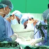 Các bác sỹ Bệnh viện Đại học Y Dược Thành phố Hồ Chí Minh phẫu thuật cho bệnh nhân. (Ảnh: Phương Vy/TTXVN)