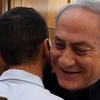Thủ tướng Israel Benjamin Netanyahu chào đón nhân viên bảo vệ Đại sứ quán Israel ở Amman. (Nguồn: timesofisrael.com)