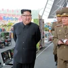 Nhà lãnh đạo Triều Tiên Kim Jong-Un (ảnh, trái) thăm triển lãm các thiết bị khoa học và kỹ thuật do Quân đội Nhân dân Triều Tiên sáng chế. (Nguồn: YONHAP/TTXVN)