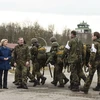 Bộ trưởng Quốc phòng Đức Ursula von der Leyen (thứ 2, trái) thăm một trung tâm huấn luyện nhảy dù ở Altenstadt, Nam Đức. (Nguồn: EPA/TTXVN)