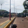 Lực lượng an ninh gác bên ngoài nhà tù ở Puerto Ayacucho, bang Amazonas, Venezuela. (Nguồn: THX/TTXVN)