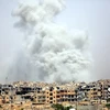Khói bốc lên sau một cuộc không kích tại Raqa, Syria. (Nguồn: AFP/TTXVN)