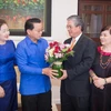 Đại sứ Lào tại Hoa Kỳ Mai Sayavong cùng Phu nhân chúc mừng Đại sứ Phạm Quang Vinh cùng Phu nhân. (Ảnh: Đoàn Hùng/Vietnam+)