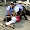 Hình ảnh cảnh sát đánh người phụ nữ được ghi lại. (Nguồn: channelnewsasia.com)
