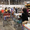Người dân mua nhu yếu phẩm chuẩn bị đối phó với siêu bão Irma tại bang Bắc Miami, Mỹ. (Nguồn: AFP/TTXVN)