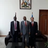 Đại sứ Việt Nam tại Tanzania Nguyễn Kim Doanh chào xã giao Thủ tướng Uganda Ruhakana Rugunda. (Ảnh: Mạnh Hùng-Dư Hưng/Vietnam+)