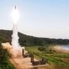 Quân đội Hàn Quốc bắn tên lửa Hyunmoo-2 trong một cuộc tập trận. (Nguồn: EPA/TTXVN)