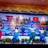 Thanh niên Việt Nam và Campuchia biểu diễn tại lễ kỷ niệm 63 năm Ngày độc lập Vương quốc Campuchia. (Ảnh: Thế Anh/TTXVN)